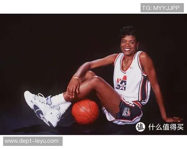 黑色的篮球在夜空下的旋转与梦想交织的故事